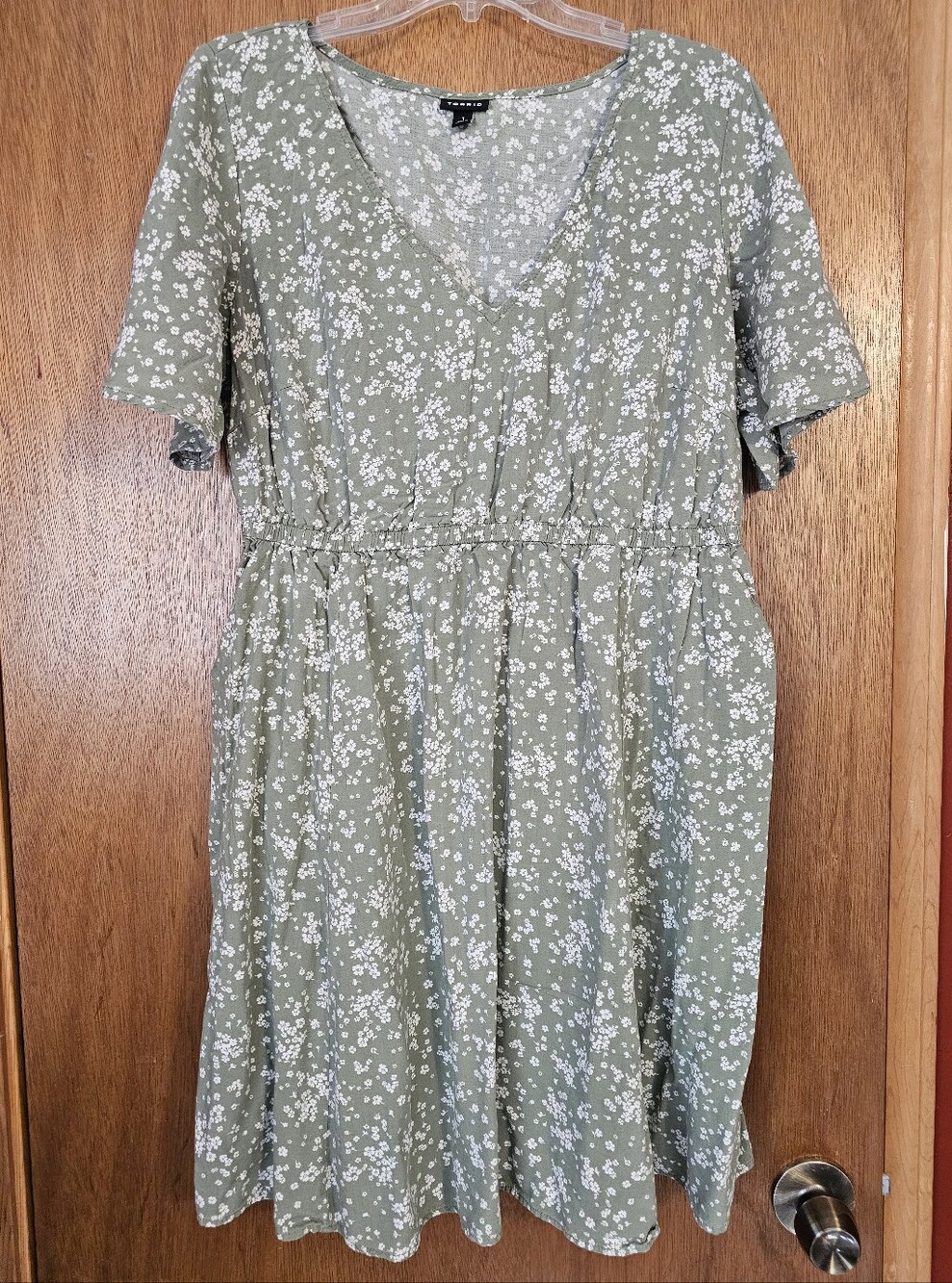 Torrid Size 1 Green Floral V-neck Elastic Waist Mini Dress